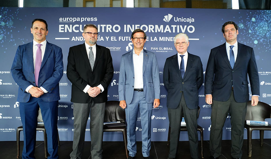 Foto de familia de los participantes en el encuentro 'Andalucía y el futuro de la minería', organizado por Europa Press en Sevilla.